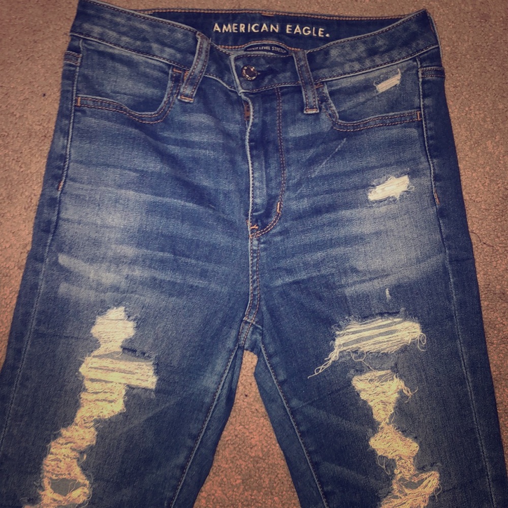 AMERICAN EAGLE RIPPED JEANS